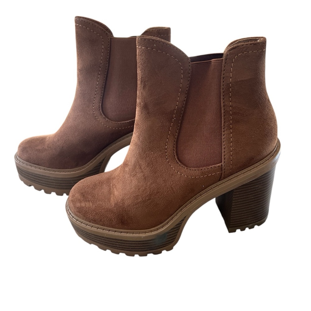 Soda platform Chelsea boots. Size 8. Camel colored